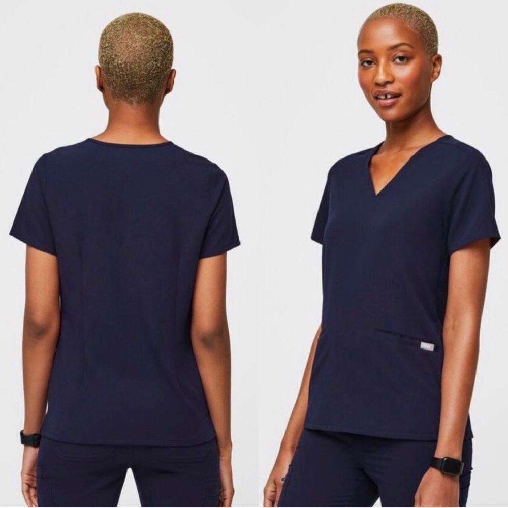 Figs Casma Three-Pocket Scrub Top in Navy